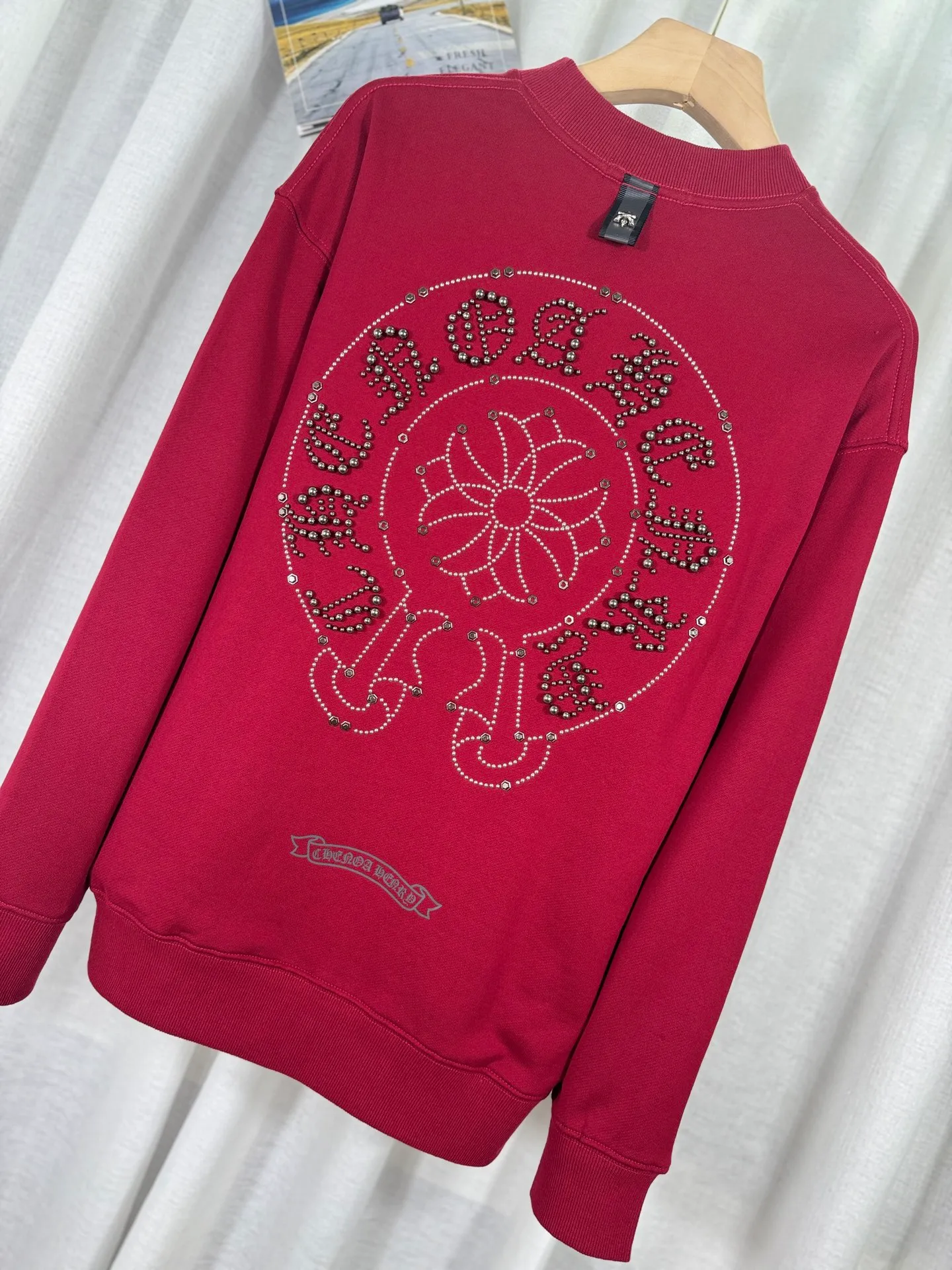 P250 top version, real shot without P, ​​different from market currency) 𝗖𝗵𝗿𝗼𝗺𝗲 𝗛𝗲𝗮𝗿𝘁𝘀/Croxin 2025 Autumn and Winter New Original Single Counter American 3D Rivets and Stickers Couple Casual Sweater 👑The highest version! Customized fabric 430g tripe terry fabric! American-style pickled and distressed original fabric, laser-burned flowers, rivets and diamonds, exquisite embroidery of letters! The best-selling model in the counter, very comfortable to wear. Accessories: original molded and authenticated collar label➕100% silk wash label. Genuine purchase-grade original hangtag➕matching hanging rope➕3D hanging beads➕original packaging bag. Craftsmanship: The original version has consistent wiring! The highest version of the armhole matching technique! Color: Red Black Size: S M L XL Style No.: 9334